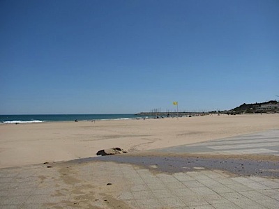 deserted_beach_torredembarra